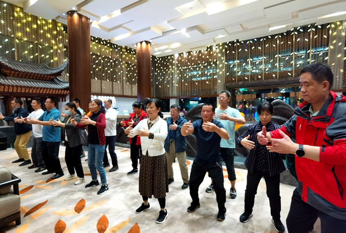湘潭市太極拳協(xié)會會長現(xiàn)場教授太極.jpg